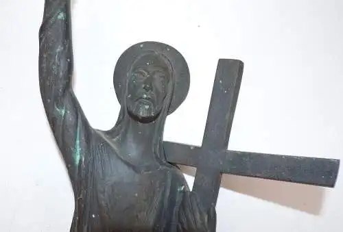 Alter Messing Jesus Wandrelief grüßend mit Kreuz Christentum