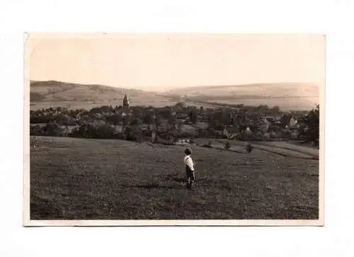 Foto Ak Herleshausen 1950 Junge am Berg Ortsansicht