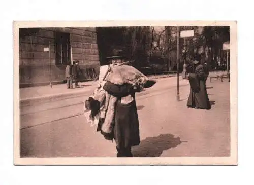 Foto Ak Berliner Typen Berlin Man mit Fell