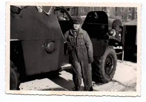 Foto NVA Soldat mit Technik gepanzert 1960 er