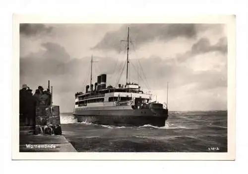 Foto Ak Warnemünde Ausfahrendes dänisches Fährschiff 1956