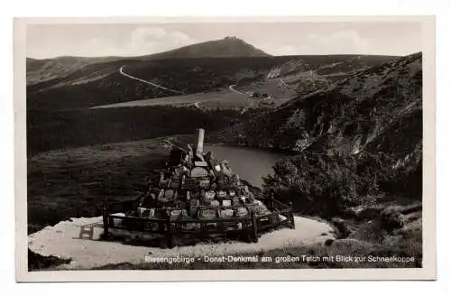 Foto Ak Riesengebirge Donat Denkmal am großen Teich mit Blick zur Schneekoppe