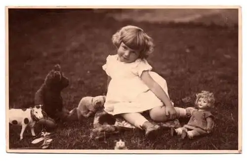 Foto Ak Mädchen mit Spielwaren Teddybär Puppe 1930 er