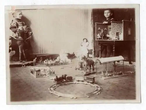 3 x Foto Kinder mit Spielzeug Eisenbahn Puppenstube um 1900