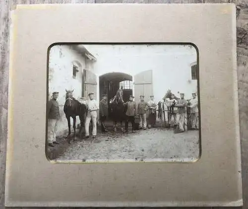 Fotografie um 1910 bis 1 Wk Soldaten mit Pferden Hufschmied Sattler Pappfoto