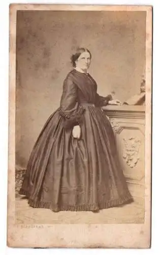 CDV Fotografie Frau in Reifrock um 1870 Brandseph Stuttgart Foto