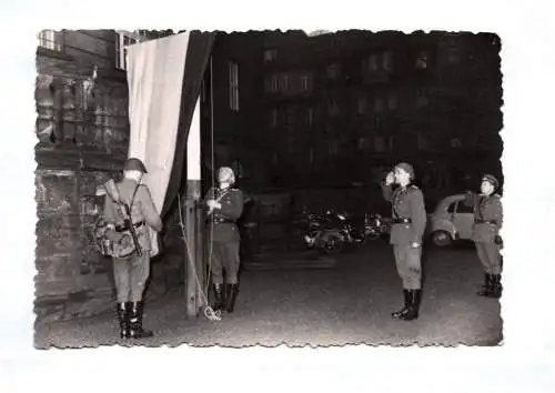 Foto NVA Soldaten Fahnen Flaggenhissung Marschgepäck Gewehr 1960er