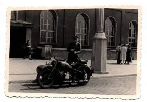 2 x Foto Volkspolizei Kradfahrer Motorrad Beiwagen Berlin 1958