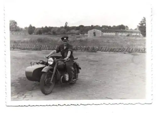 2 x Foto Volkspolizei Kradfahrer Motorrad Beiwagen Berlin 1958