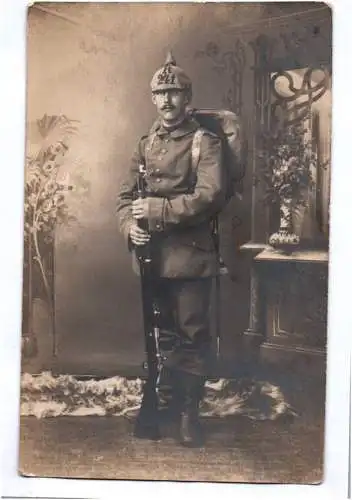 Foto Ak Soldat mit Karabiner und Pickelhaube R241 Dresden Sachsen 1 Wk