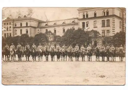 Foto Ak Longuyon Soldaten zu Pferde Eisenbahn Regiment III 1 Wk