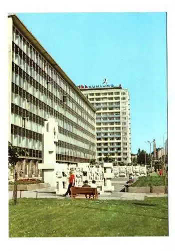 Foto Ak Blick in die Karl Marx Allee mit Stelen Lobgedichte 1974