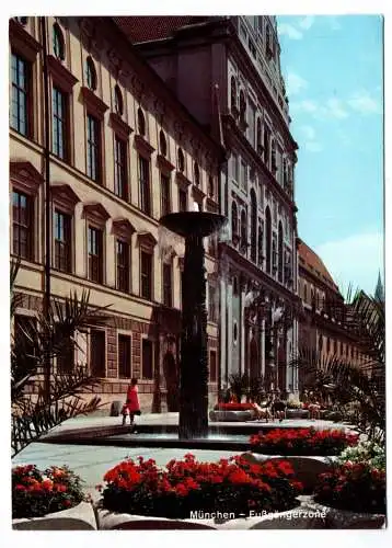 Foto Ak München Fußgängerzone mit Richard Strauss Brunnen
