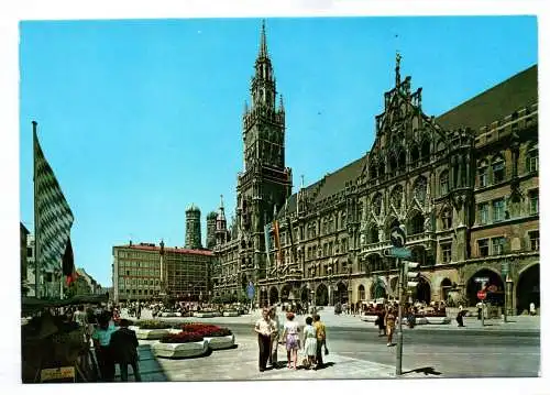 Foto Ak München Marienplatz mit Rathaus und Blick auf die Türme der Frauenkirche