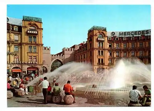 Foto Ak München Karlsplatz Stachus mit Karlstor Brunnen Menschen