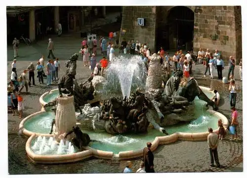 Foto Ak Nürnberg Ehekarussell Brunnen am Weißen Turm