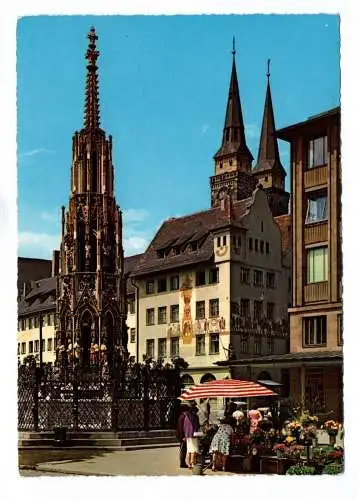 Foto Ak Nürnberg Schöner Brunnen Menschen Kirche