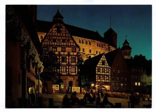 Foto Ak Nürnberg Dürer Platz mit Burg bei Nacht