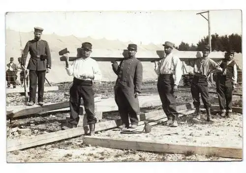 Foto Ak Ulm Franzosen Kriegsgefangene bei Arbeit 1914 WW1 Lager