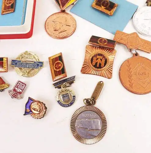 Konvolut DDR Abzeichen 