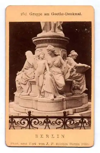 Carte de Visite Foto Berlin Gruppe am Goethe Denkmal Figuren 1880