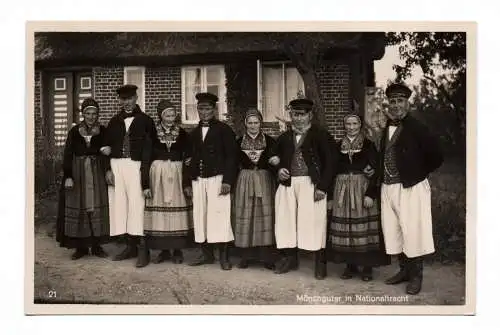 Foto Ak Mönchguter in Nationaltracht Männer und Frauen