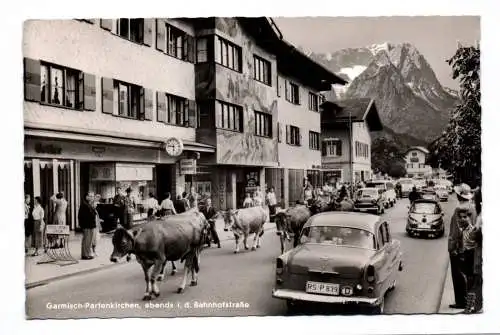 Foto Ak Garmisch Partenkirchen abends in der Bahnhofstraße 1960