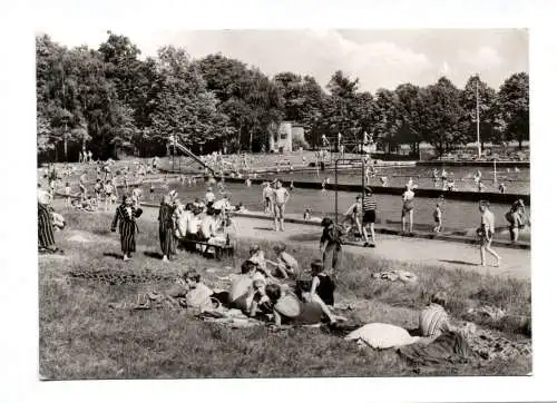 Foto Ak Böhlen Kreis Borna Schwimmbad 1978 Menschen