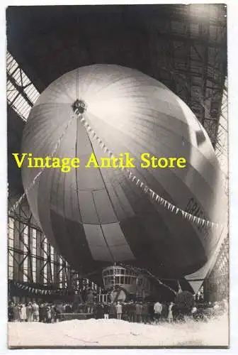 Foto Ak Graf Zeppelin Luftschiff in Werft 1930 er 