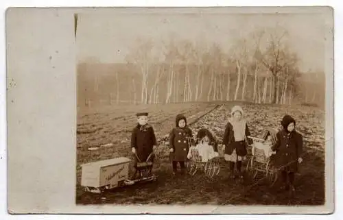 Foto Kinder mit Spielzeug Möbeltransport Pferdegespann Puppenwagen um 1910