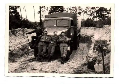 Foto Soldaten mit Ifa G5 LKW Mannschaftswagen Volksarmee NVA