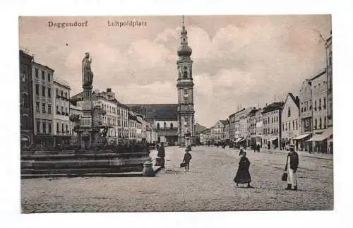 Ak Deggendorf Luitpoltplatz 1917 Menschen am Brunnen