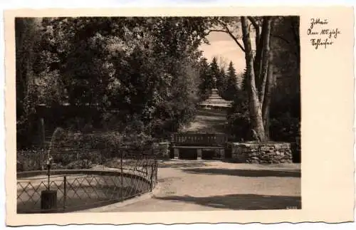 Foto Ak Zittau in Sachsen der Schleiferbrunnen mit dem Bismarck Denkmal 1942