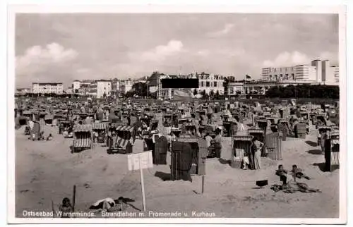 Foto Ak Ostseebad Warnemünde mit Promenade und Kurhaus Menschen am Strand