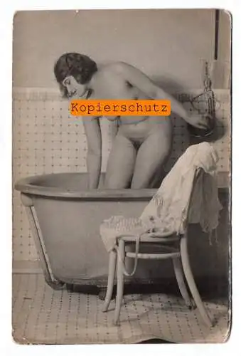 Akt Foto Alt nackte Frau in der Badewanne stehend naked Nacktbild