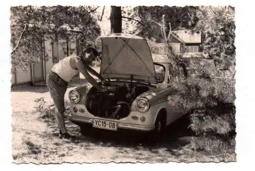 Foto Trabant P50 offene Motorhaube Auto Oldtimer