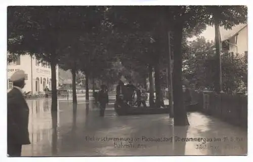 Ak Überschwemmung in Passionsdorf Oberammergau am 15.6.1910 Menschen im Boot