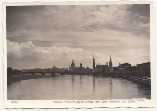 Ak Hahn Dresden Friedrich August Brücke mit Dom Hofkirche und Schloss