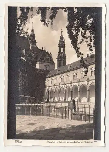 Ak Hahn 10674 Dresden Säulengang im Stallhof mit Hofkirche