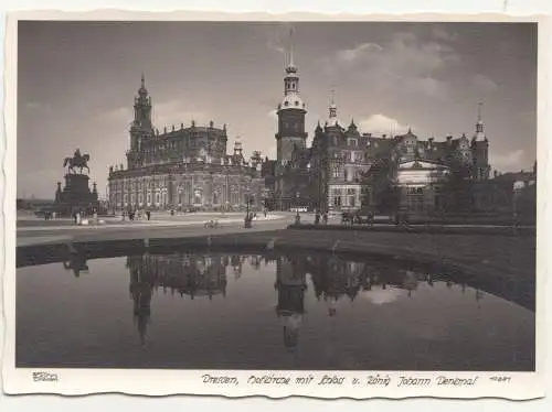 Ak Hahn 10881 Dresden Hofkirche mit Schloss u. König Johann Denkmal