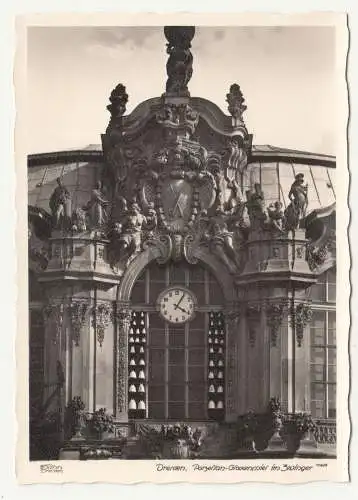 Ak Hahn 10675 Dresden Porzellan Glockenspiel im Zwinger 