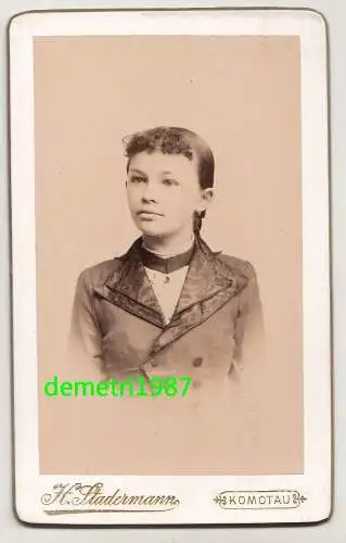 CdV Foto hübsches Mädchen in feiner Garderobe um 1890 Komotau Böhmen !