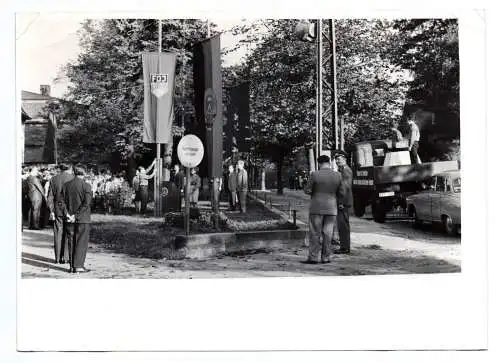 Foto Neueibau Denkmal Mahnmal Einweihung FDJ DDR Fahne Oberlausitz Eibau