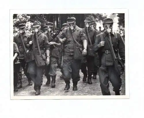 Foto DDR Kampfgruppe mit Gasmaske Betriebskampfgruppe