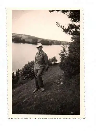 Foto Soldat in Sypniewo  Zippnow Pommern Großpolen 1943 Uniform