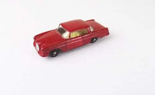 Altes Matchbox Lesney Modellauto Mercedes Benz 220 SE Rot