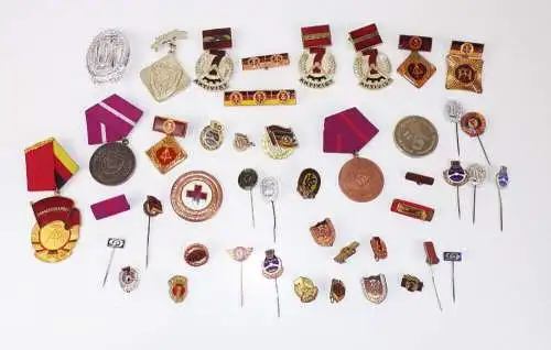 Konvolut DDR Abzeichen Banner der Arbeit Anstecknadeln Pins 