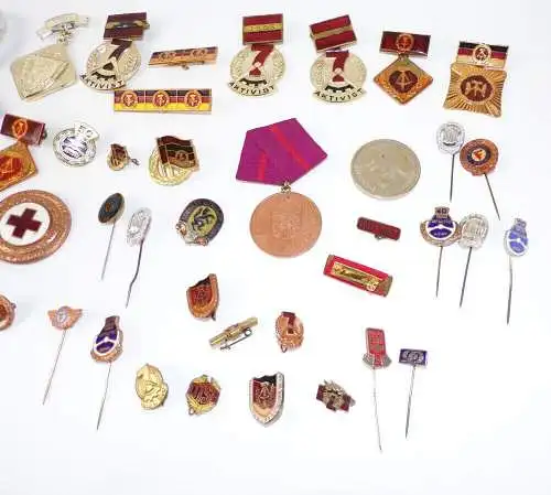 Konvolut DDR Abzeichen Banner der Arbeit Anstecknadeln Pins 