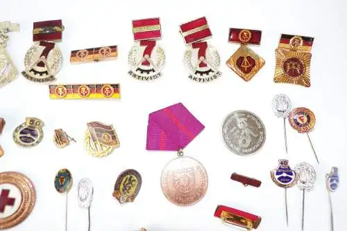Konvolut DDR Abzeichen Banner der Arbeit Anstecknadeln Pins 
