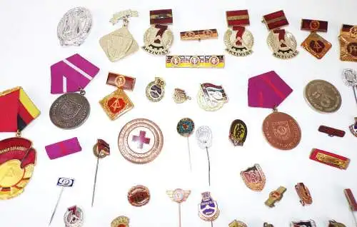 Konvolut DDR Abzeichen Banner der Arbeit Anstecknadeln Pins 